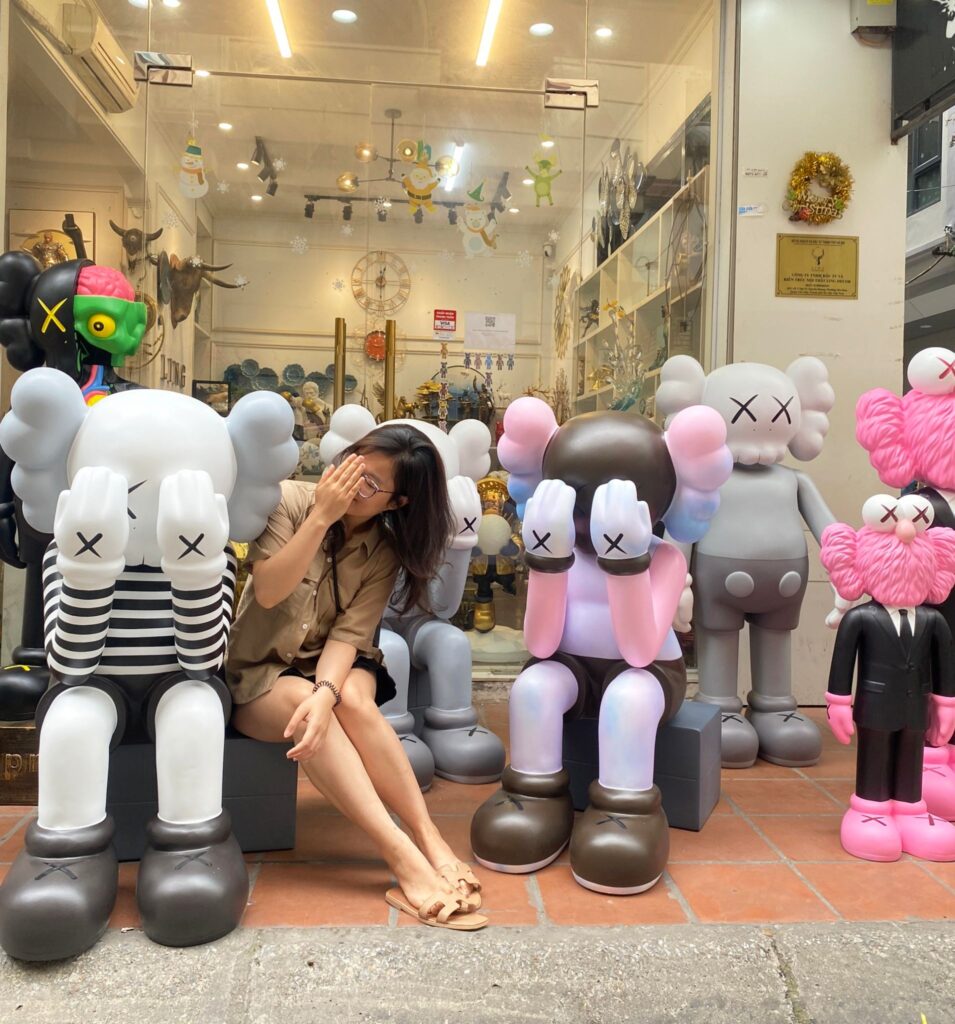 trưng bày KAWS decor