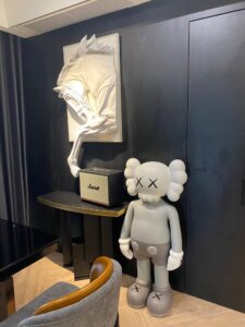 trưng bày kaws
