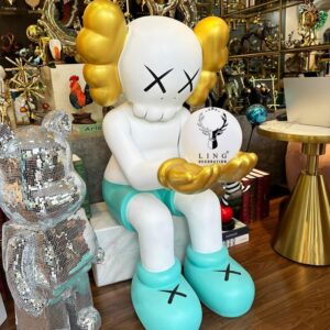 Kaws ngồi ôm bóng(LMD54)